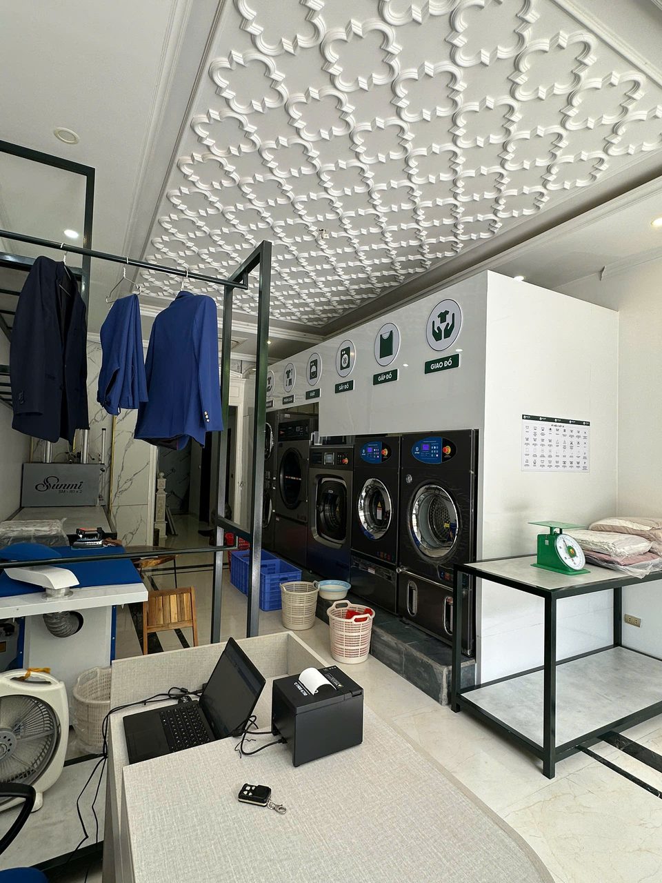 Khu giặt khô đồ cao cấp và quầy tiếp nhận có máy tính
