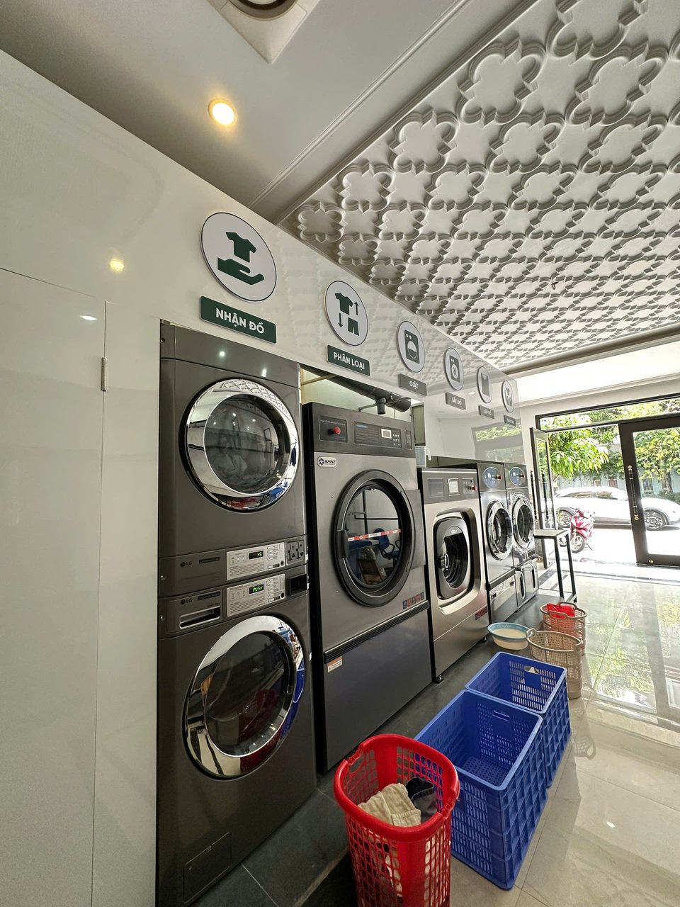 Dàn máy giặt sấy công nghiệp tại tiệm Nhà Gọn