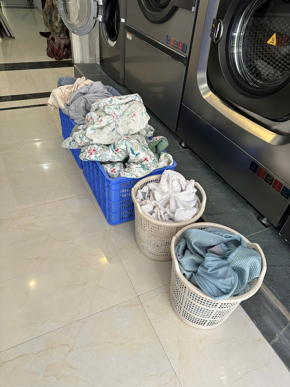 Phân loại đồ trước khi giặt tại Nhà Gọn